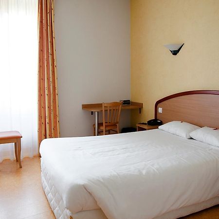 Logis Hotel Du Commerce Volvic Bagian luar foto