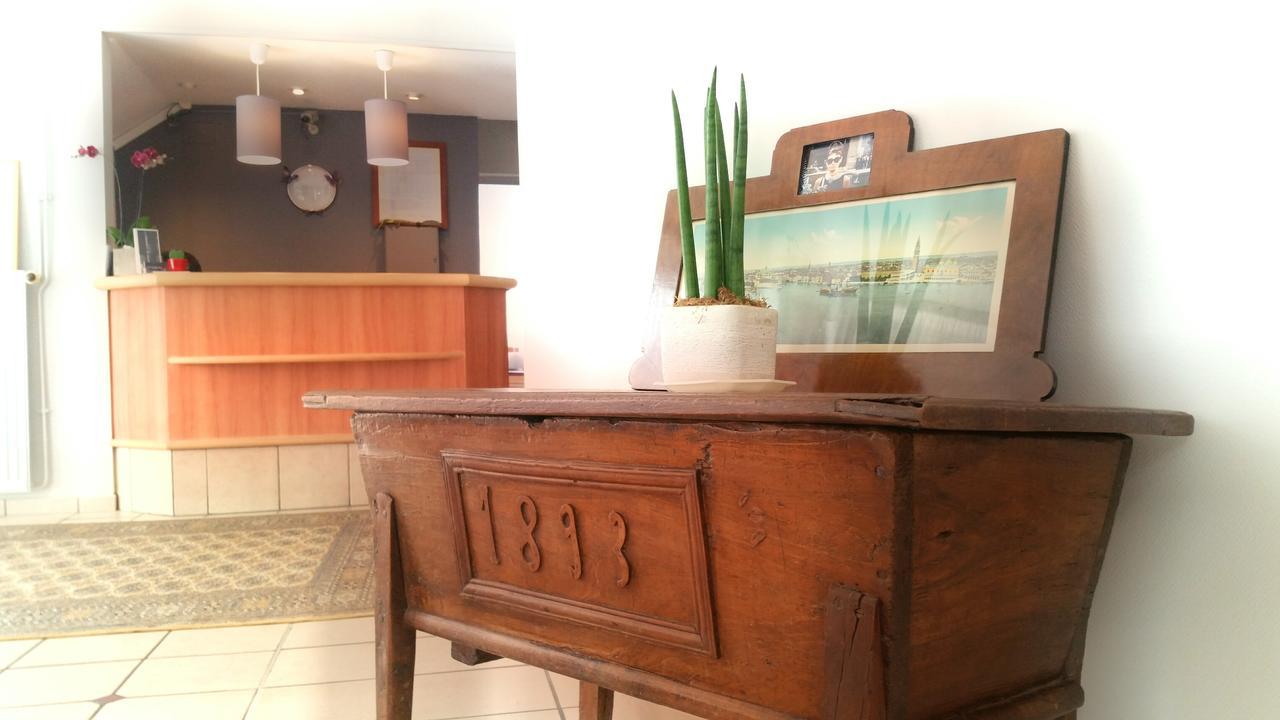 Logis Hotel Du Commerce Volvic Bagian luar foto