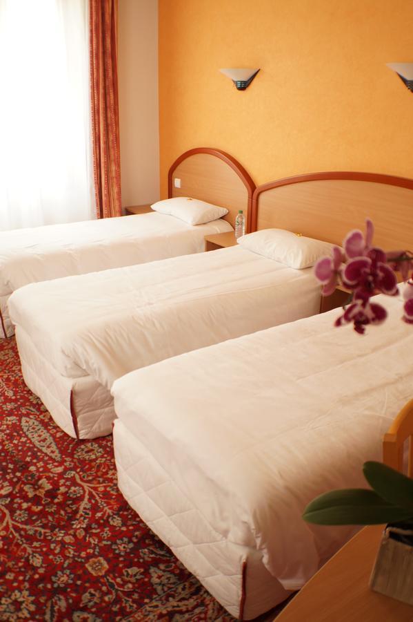 Logis Hotel Du Commerce Volvic Bagian luar foto