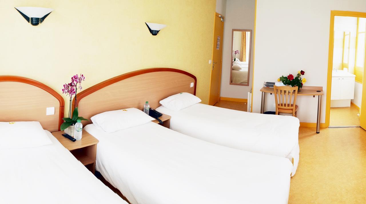 Logis Hotel Du Commerce Volvic Bagian luar foto