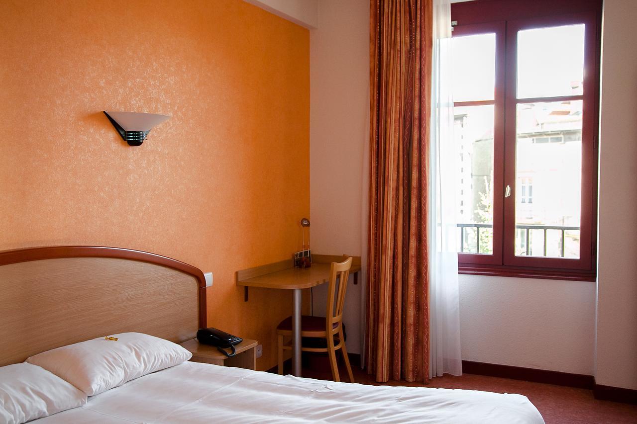 Logis Hotel Du Commerce Volvic Bagian luar foto