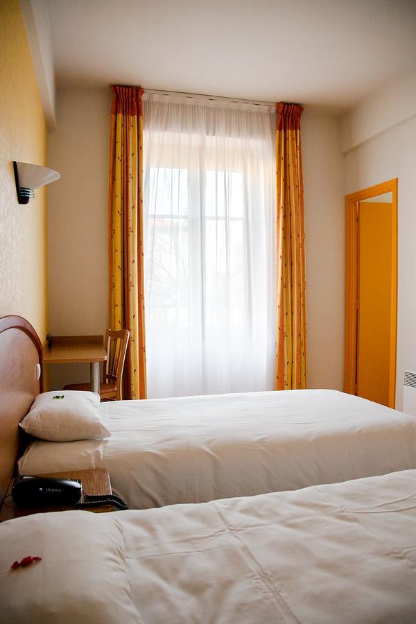 Logis Hotel Du Commerce Volvic Bagian luar foto