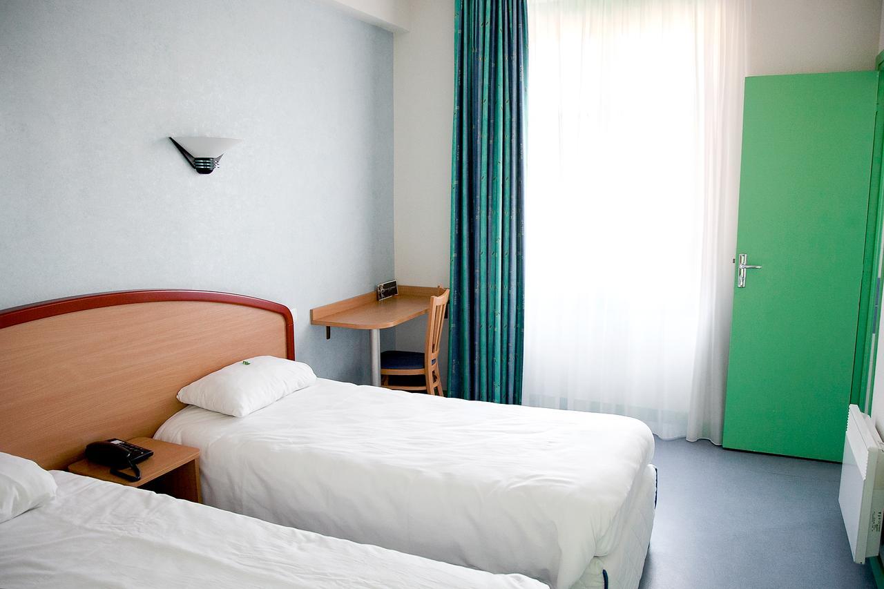 Logis Hotel Du Commerce Volvic Bagian luar foto